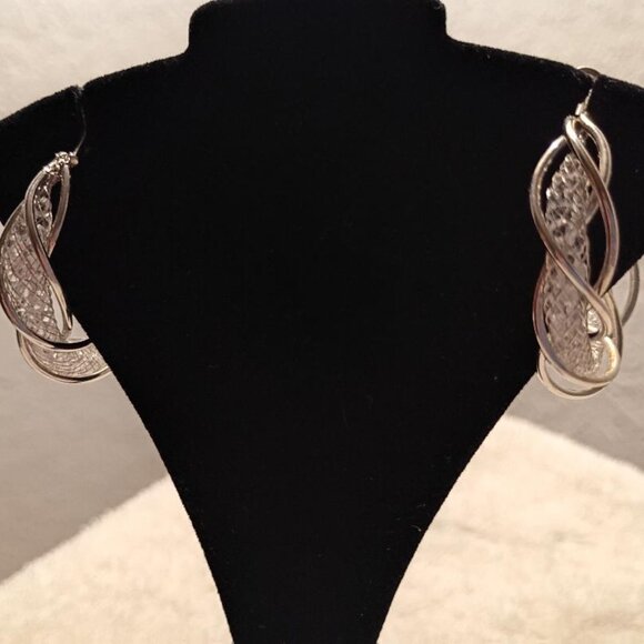 Gold hoop earrings with a twisted design and clear Crystal - Picture 4 of 4